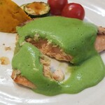 キッチン ブルー グローブ - カラフトマスをカット、サーモン系野色です