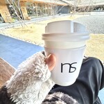 ns - 外のベンチで庭を眺めながらローズコーヒーを。