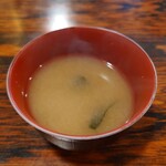 Kanna - 熱々で提供されるのが嬉しいお味噌汁。