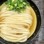 うどん 丸香 - うどん自体は歯応えが程よく、喉越しがいい感じ。
            私はそれ以上に、このイリコを効かせたお出汁が大好きですね♪
            うどんとの相性がいい！