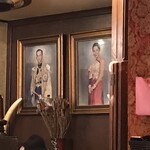 バンタイ - タイらしく、国王と王妃の肖像画が掛かっていました。