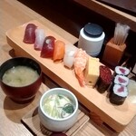 Tsukiji Tamazushi - お昼の握りセット これにサラダも付きます。1650円。