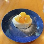 COUZT CAFE ＋ SHOP - 旬の柑橘のサワーロールケーキ 700円（税込）