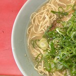 Ichiraku Ramen - ラーメン大盛り700円ねぎ多め　左