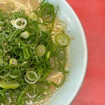 一楽ラーメン - ラーメン大盛り700円ねぎ多め　右