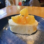 COUZT CAFE ＋ SHOP - 旬の柑橘のサワーロールケーキ