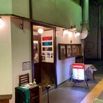 ひとくち餃子てん屋 - 天井が抜けてる味のある商店街の中に一際賑やかなお店♪