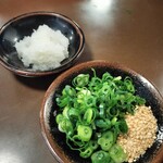 釜あげうどん 太郎 - 薬味たっぷりめ