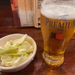 やきとり 大吉 - 生ビールとお通しのキャベツ