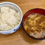 瑞季餃子房 - 定食のご飯とスープ