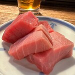 飯・酒場 コマメヤ - 青森大間 生本マグロ刺身 500円×２（写真は2人前）