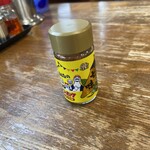 テンホウ - 地元の企業とのコラボ商品と企画も楽しみの一つだが、卓上の七味は、長野の七味の名店八幡屋ギ五郎とのモノ