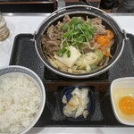 Yoshinoya - 牛すき鍋膳787円。