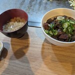 鉄板ダイニング 弘 - スジコン丼と味噌汁、漬物