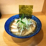 中華そば はまな - 貝出汁中華そばの醤油(850円)。