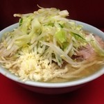 ラーメン二郎 - 小ラーメン、ニンニク、650円！  ヤサイマシマシとか特殊な呪文を唱えなくても、このヤサイの山！  ブタもスープも好みに近くて、今年もイイことありそうだ！  