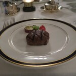 メインダイニング - 黒毛和牛フィレ肉のステーキ　トリュフ香るソース