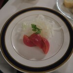 メインダイニング - フルーツトマトのサラダ　海塩を添えて