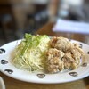 博多炉端 魚男 - 料理写真:鶏もも肉のから揚げ、キャベツタップリ。ドレッシングが少ないので、別添えで頂けるといいかも。