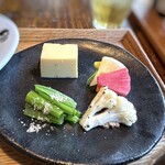 Hakata Robata Fisshuman - ◆4種盛り・・卵豆腐、カリフラワーのピクルス、小松菜、香の物風の大根など。 見た目が洒落ていますね。どれも小量ですけれど、いい箸休めに。