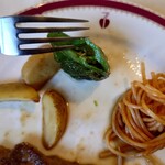 キッチン寿 - ◯付け合せ
ピーマンは種の入ったまま、丸々焼いてあった(笑)
けれどシッカリと火は通ってて
付け合せとしては美味しいなあ

他にはオーブン❔で焼かれてるポテトもあった