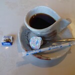 キッチン寿 - ◯コーヒー
抽出されてから時間経過してるであろう味わい
苦みが表に出てきて酸味は後から感じる様な味わい

チロルのホワイト&クッキーが付いてて
コーヒーの味わいと合ってる
この1個だけでもいい感じ♪