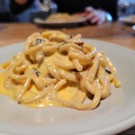 Cheese Tavern CASCINA - 卵と混ぜたカルボナーラ。 濃厚さが伺います