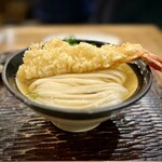 うどん 丸香 - 海老天も、こちらのうどんに合わせたというだけあって、衣はサクリなんですけど、ツユに浸すとモッチリ感も出て、大ぶりな海老の存在感を引き立てます。