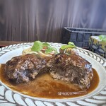 薬院洋食 pertica - ＊つなぎを余り使用されていないので、お肉の旨味を感じデミソースが美味しい。 小量のパスタが添えられているのも、洋食屋さんらしくていいですね。♪