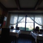 キッチン寿 - 窓からは九華公園が一望できる