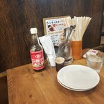 サル食堂 - テーブル席！　このソース、フライにも良き