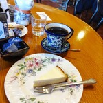 ティールーム　霧笛 - 割と小さく見えたチーズケーキですが、かなりズシッとしてて食べごたえがありました。チーズケーキって割とこのパターン多いですよね笑