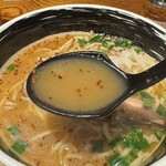 麺場 浜虎 - スープは思いの外すっきりした醤油ベースににんにく風味