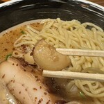 麺場 浜虎 - ゴロンのニンニクの素揚げが3個も！