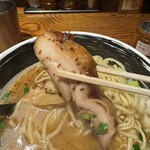 麺場 浜虎 - チャーシューは鶏の照り焼き