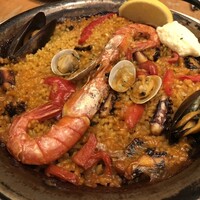 Bar Espanol LA BODEGA 大阪店 - 魚介のパエリア2人分（海老、タコ、ムール貝、アサリ、パプリカ）ガーリックマヨネーズのアリオリつき