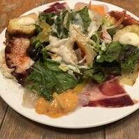 Bar Espanol LA BODEGA 大阪店 - タパス盛り合わせ（スペイン風オムレツ、タコのガリシア風、鯛、生ハム、シーザーサラダ）