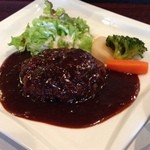 鉄板 松阪屋 - 松坂牛のハンバーグ。ふわっとした食感が印象的。