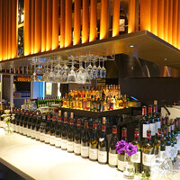 カシータ - ワインが並ぶカウンター