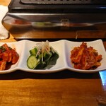 焼肉ホルモン 新井屋 - キムチ盛合せ