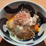 鳥歐 - かつお節をかけた〆料理の親子丼(コース料理 鳥歐 焼鳥 ジビエコース)