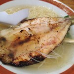 鮎ラーメン - 鮎を開いたところ