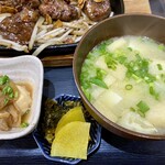 Rokumei - 味噌汁と小鉢