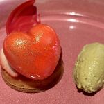 JAM17 DINING - ハートのホワイトチョコレートムースをのせた苺のタルト