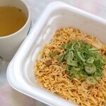 LAWSON - 料理写真:マルちゃん焼きそば弁当室蘭やきとり味(ネギトッピング)