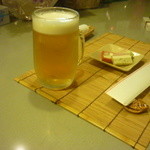 のんき屋 - 友人の飲む生ビール中と付きだしのチーズ蒲鉾