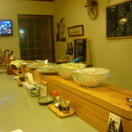 のんき屋 - カウンターに並ぶ大皿料理