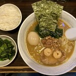 234951799 - 優創 魚介醤油らぁ麺 味玉 ほうれん草 小ライス