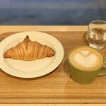 ROKUMEI COFFEE CO. NARA - クロワッサンとカフェラテ（オーツミルク）
