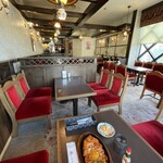 一番館 - 明るい店内。名物イタリアンスパゲティーはランチタイム関係なく通しで頼める。